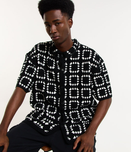 Camicia a quadri bianchi e neri dal taglio rilassato e strutturato