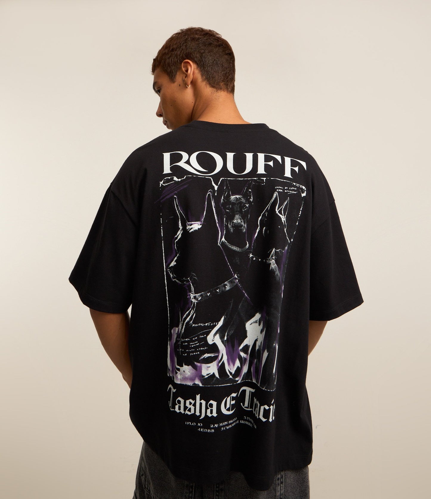 Maglietta grigia oversize con stampa di Tasha e Tracie