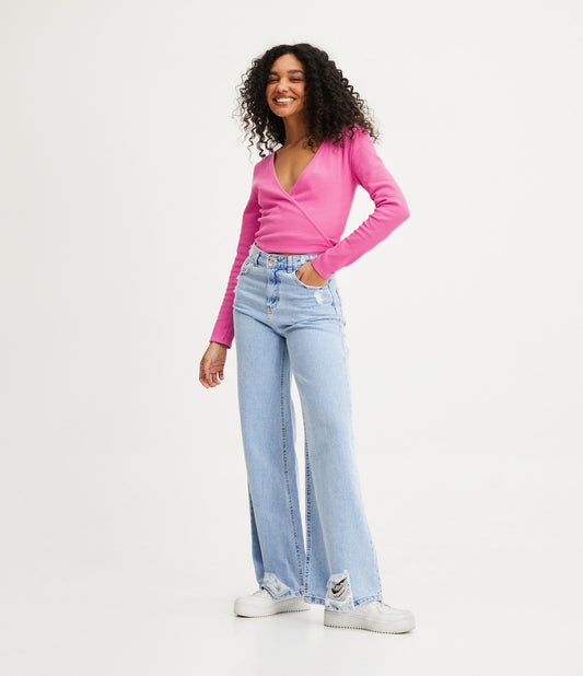 Jeans de perna larga com bolsos e detalhes desgastados em azul