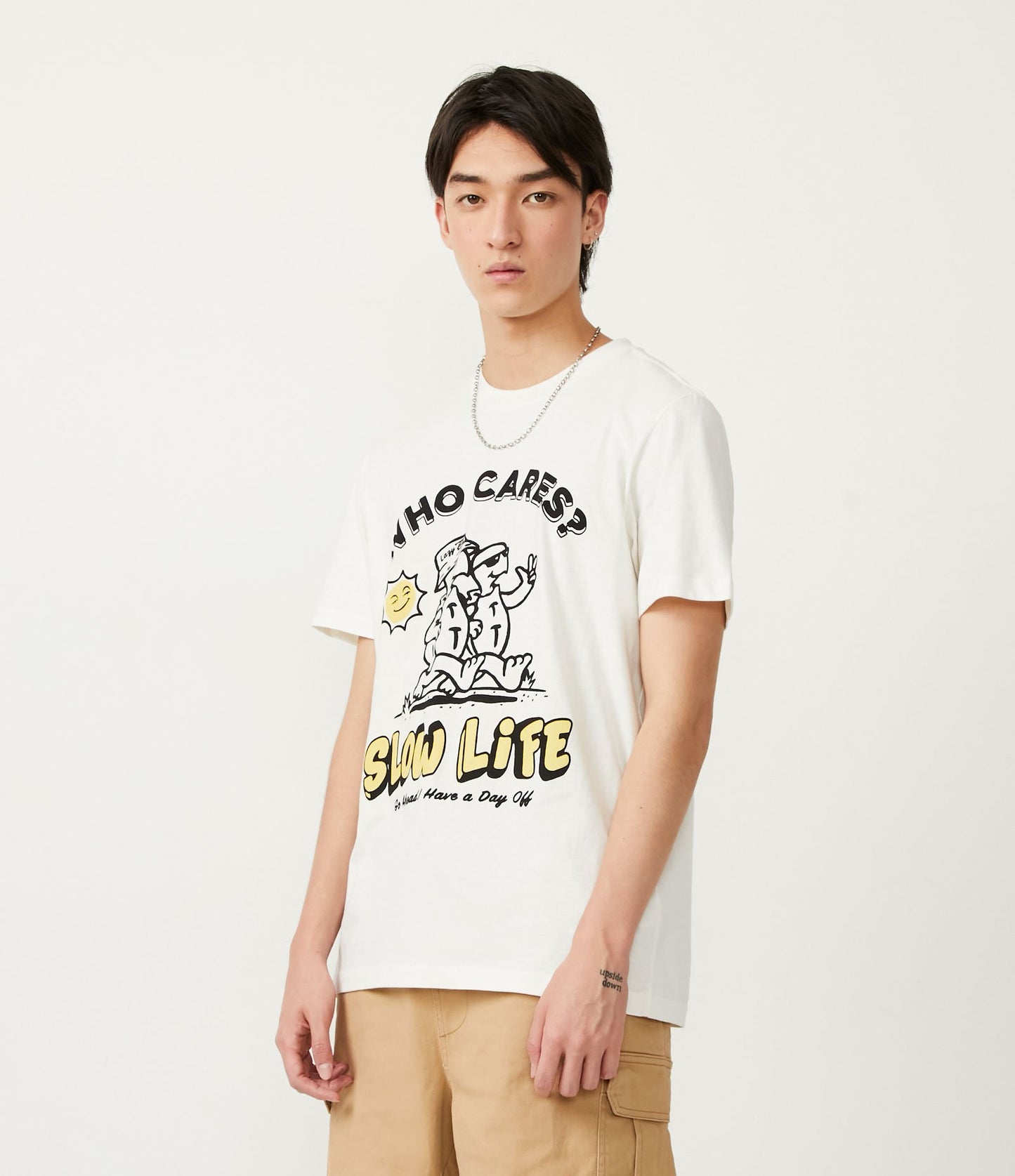 Maglietta bianca a mezza maglia con stampa della tartaruga "Who Cares".