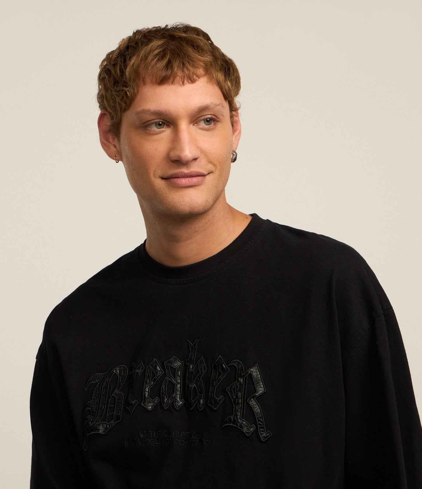 Maglietta oversize in cotone lavato con scritte ricamate in nero