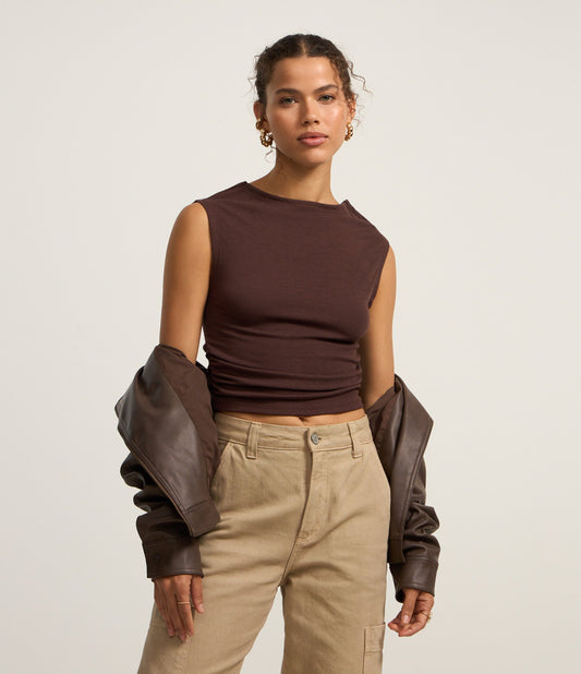 Top marrone a coste slim con spalla scesa