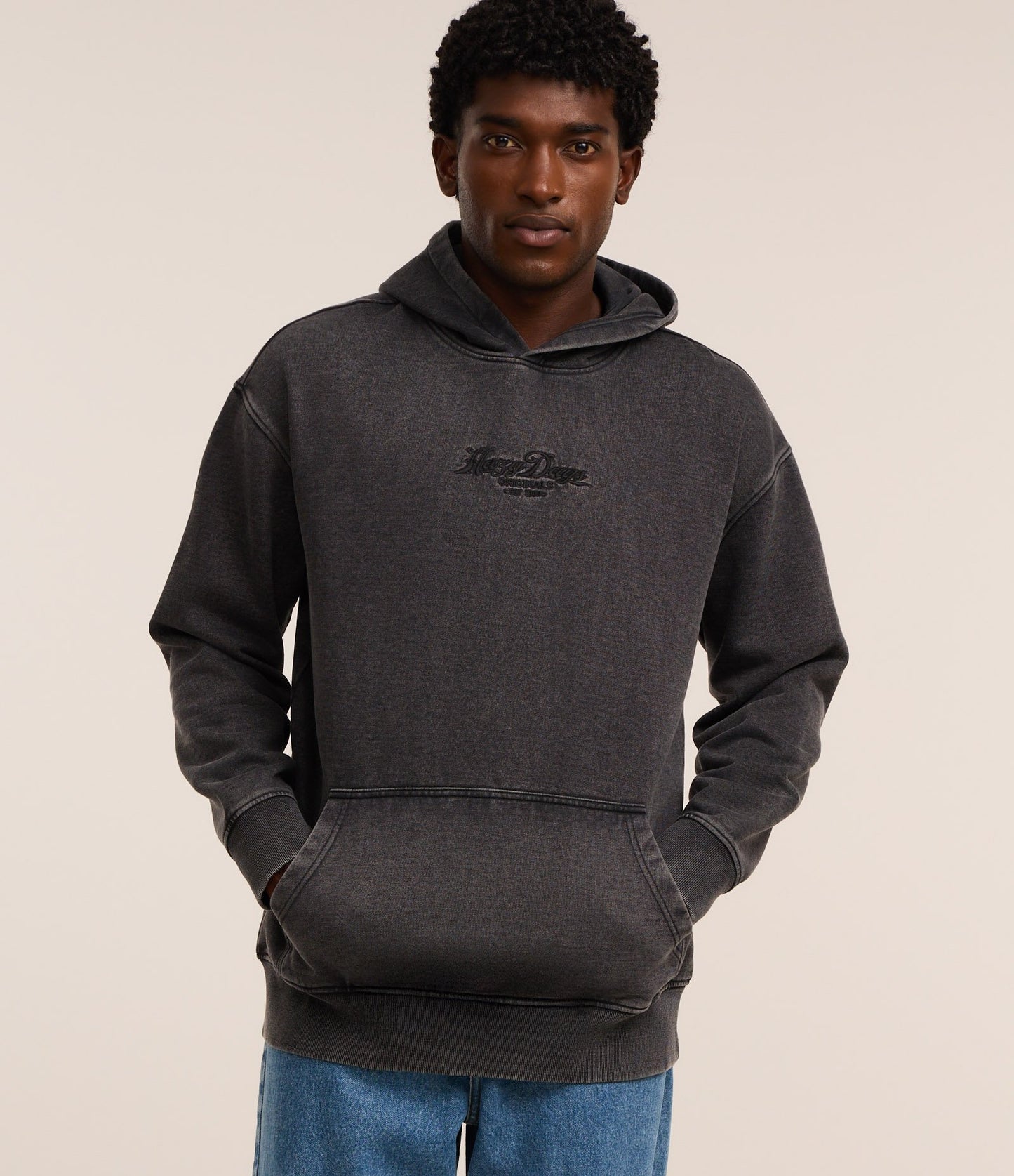 Sudadera relajada negra con diseño de letras bordadas