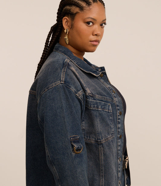 Camicia in denim blu con lavaggio sporco e spalline, taglie forti e curve, con tasca