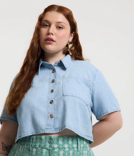 Camisa cropped de brim leve com bolso, Curve & Plus Size, azul