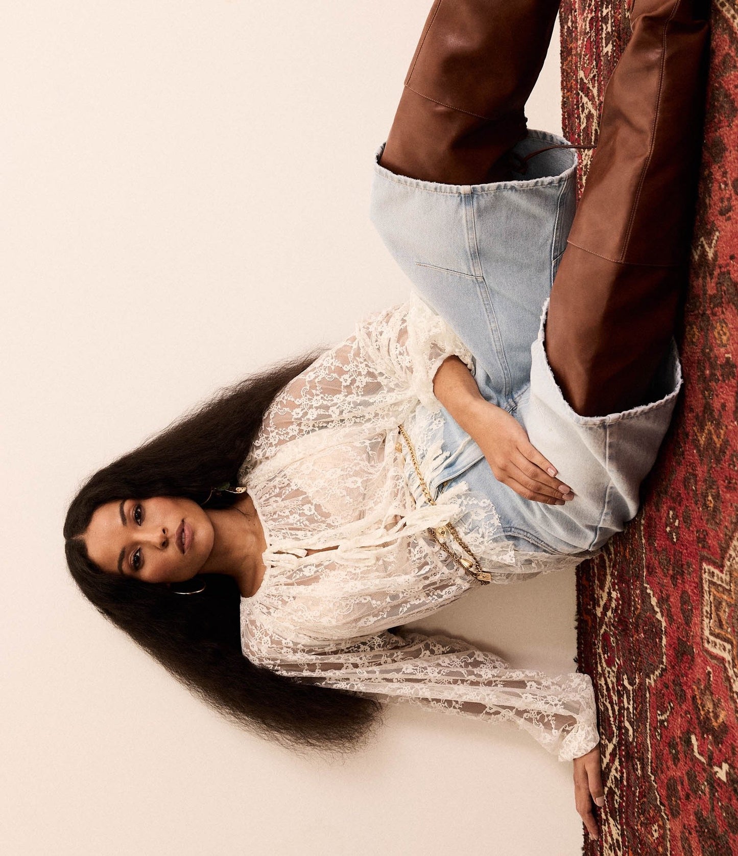 Camicetta bianca in pizzo con cravatta frontale