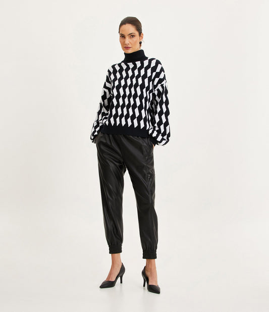 Calça Jogger de PU preta com cós elástico e bolso lateral