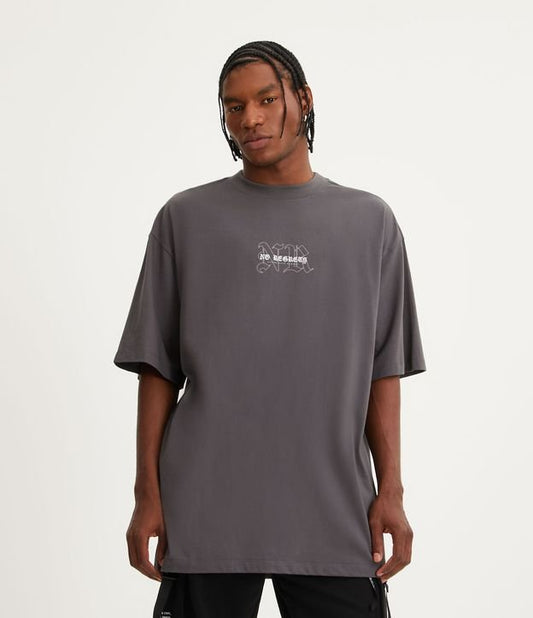 Maglietta oversize in cotone grigio scuro con stampa "Dogs No Regrets".