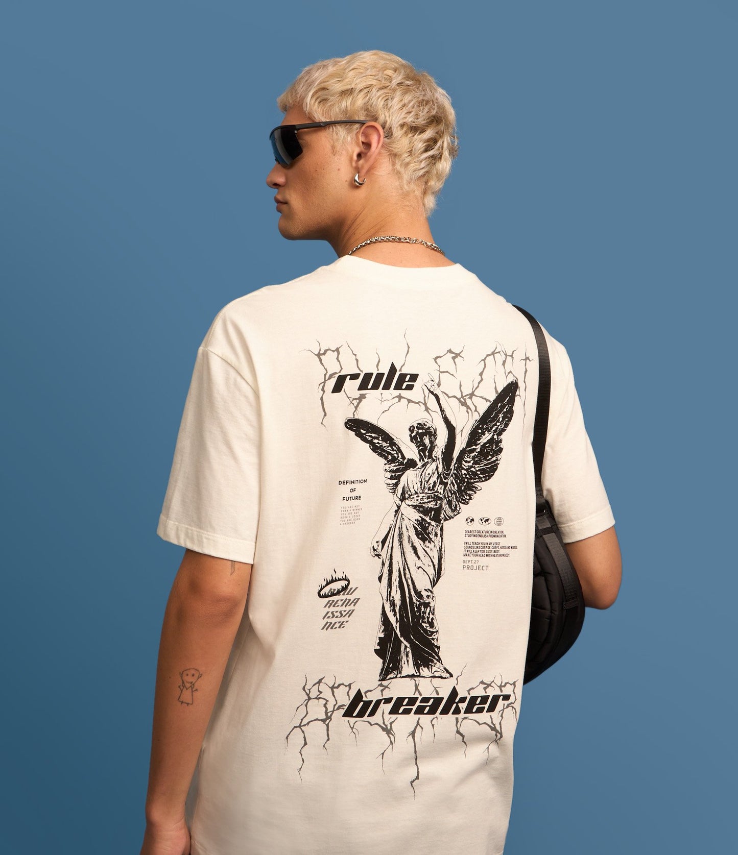 Camiseta branca de ajuste descontraído com mangas curtas e estampa "Angel Rule Breaker