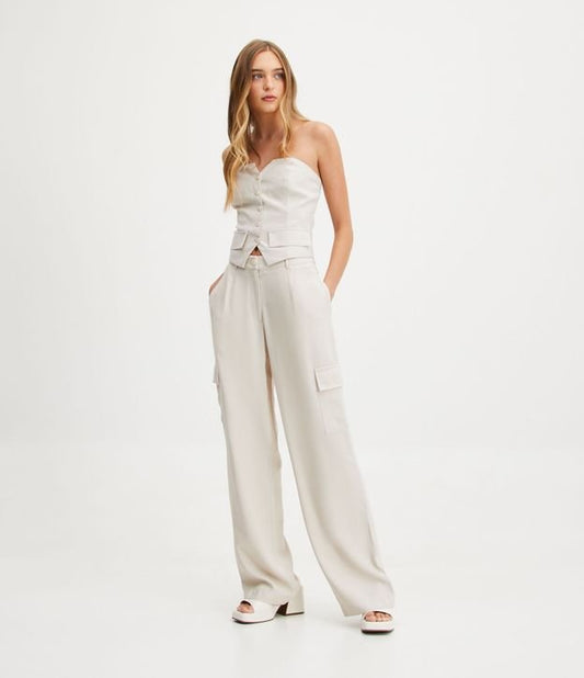 Calça reta de viscose ajustada com bolsos cargo em off-white