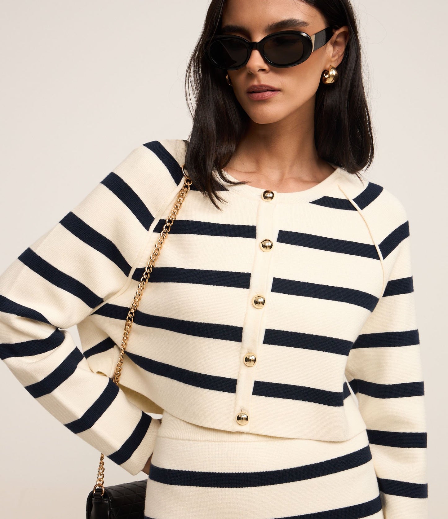 Cardigan a righe in maglia bianca e blu con bottoni metallici