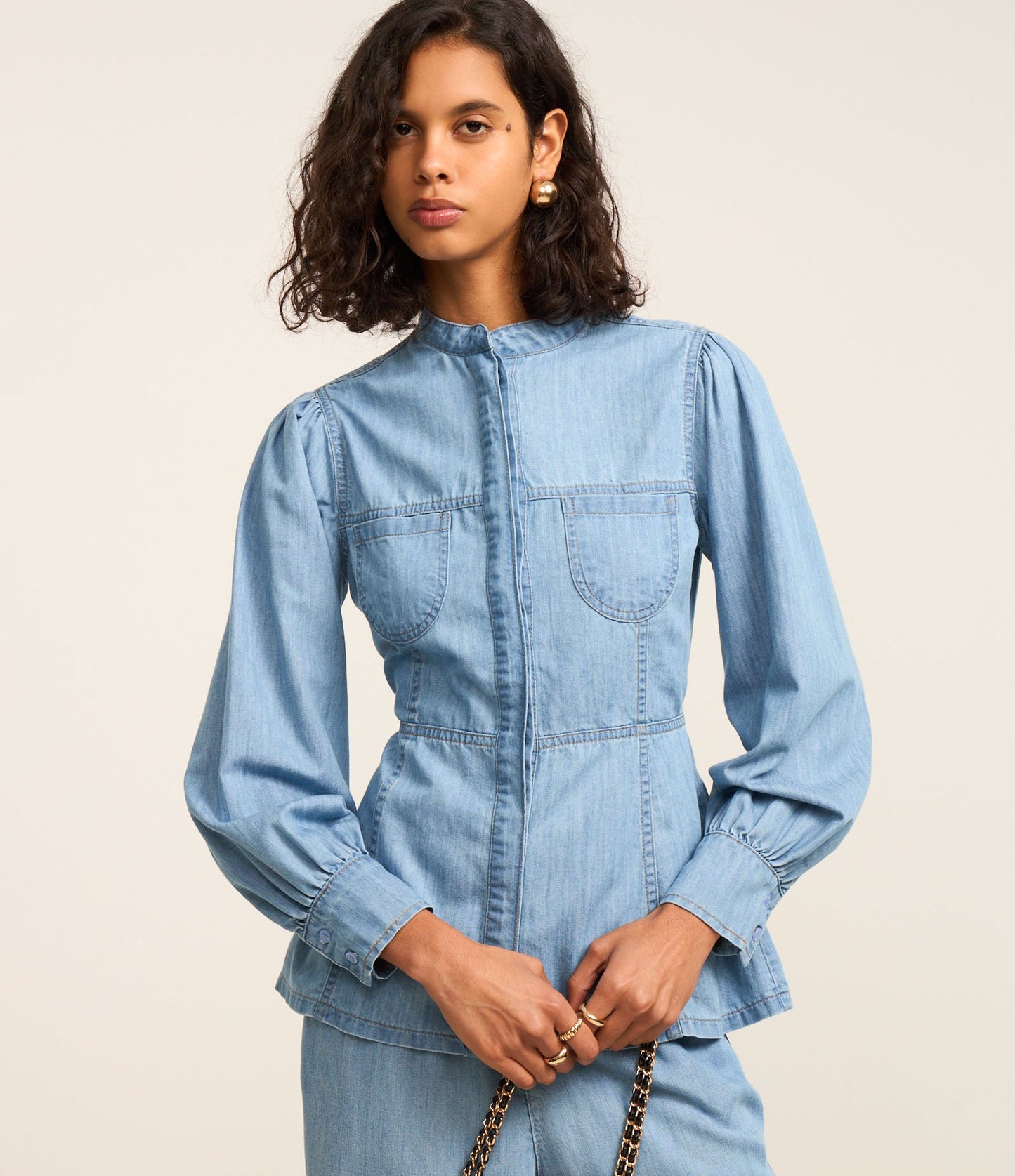 Camicia in denim con peplo blu, tasche e abbottonatura coperta