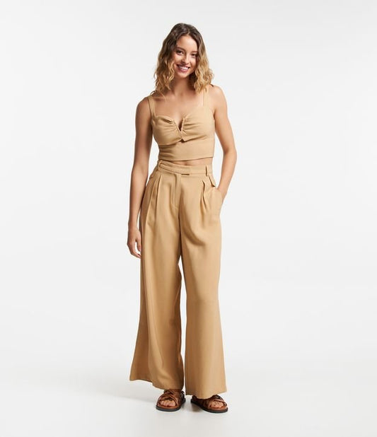 Calça de perna larga de crepe bege com bolsos e aba lateral