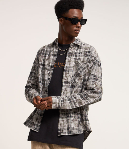 Camicia di flanella comfort con stampa a quadri neri e taschino