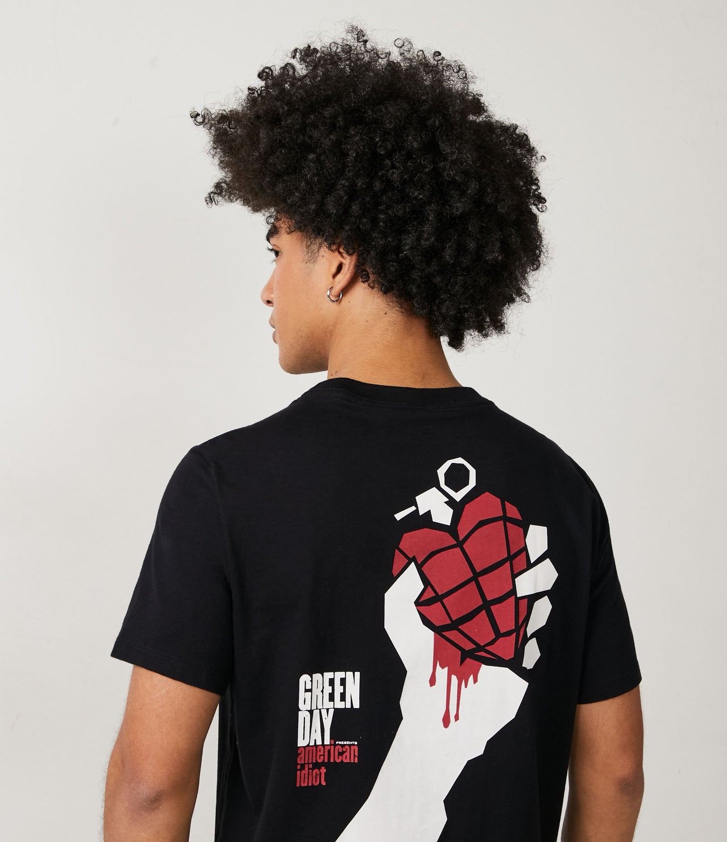 Camiseta regular fit de medio punto con estampado de Green Day y corazón de granada negro