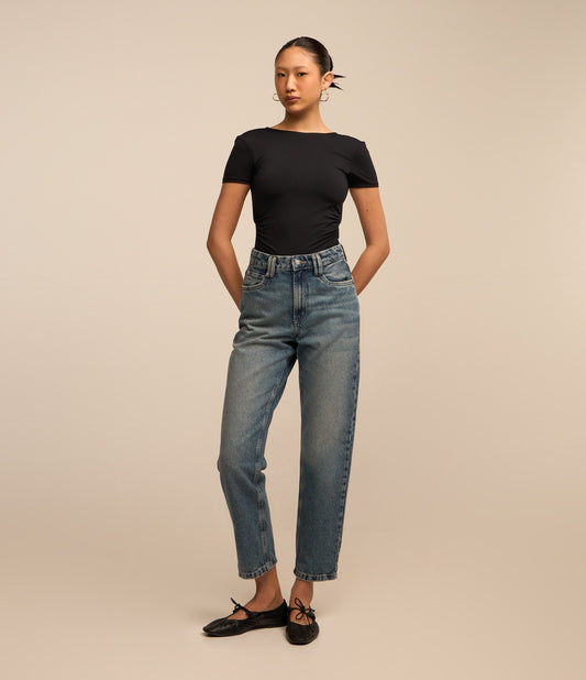 Jeans Mom com costura lateral deslocada e presilhas duplas para cinto em azul