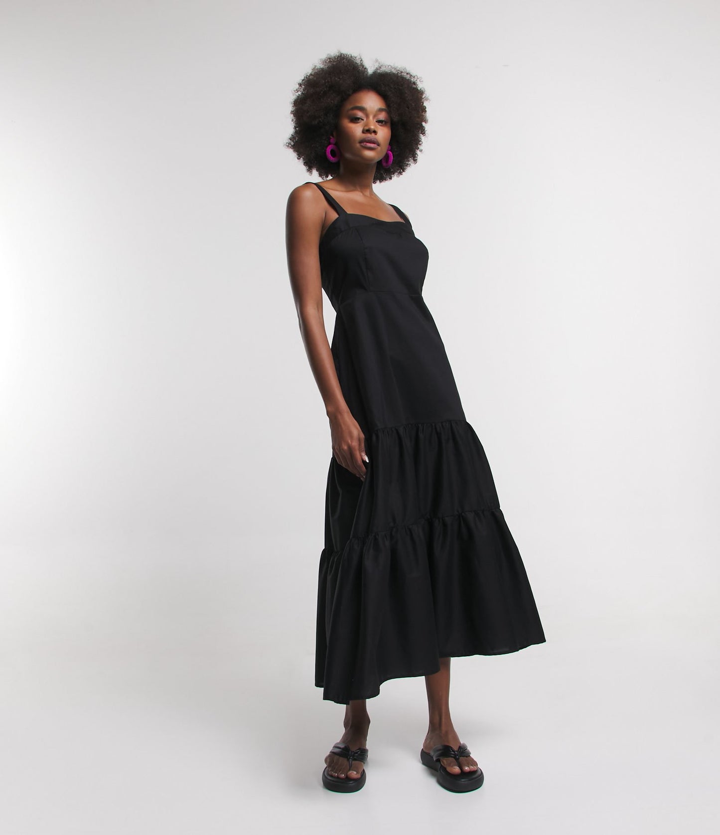 Vestido longo preto de tricoline com alças e bainha plissada