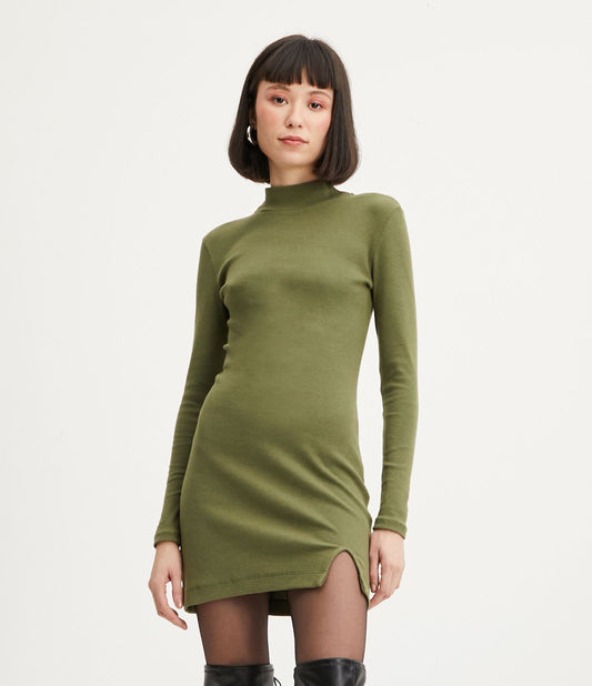 Vestido curto canelado com gola alta e fenda lateral em verde