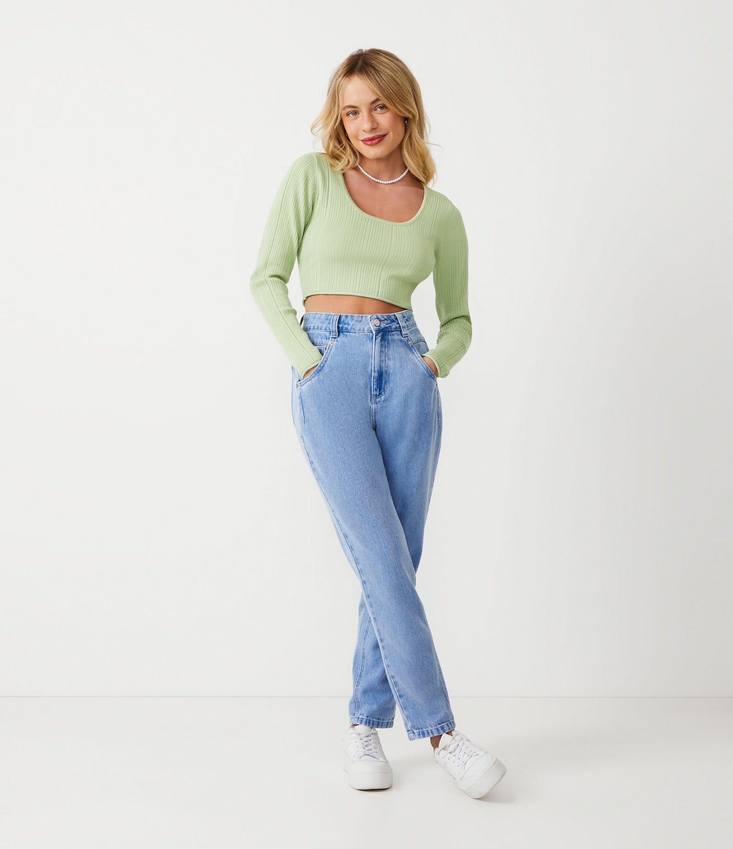 Calça jeans azul com pregas e detalhes nos bolsos