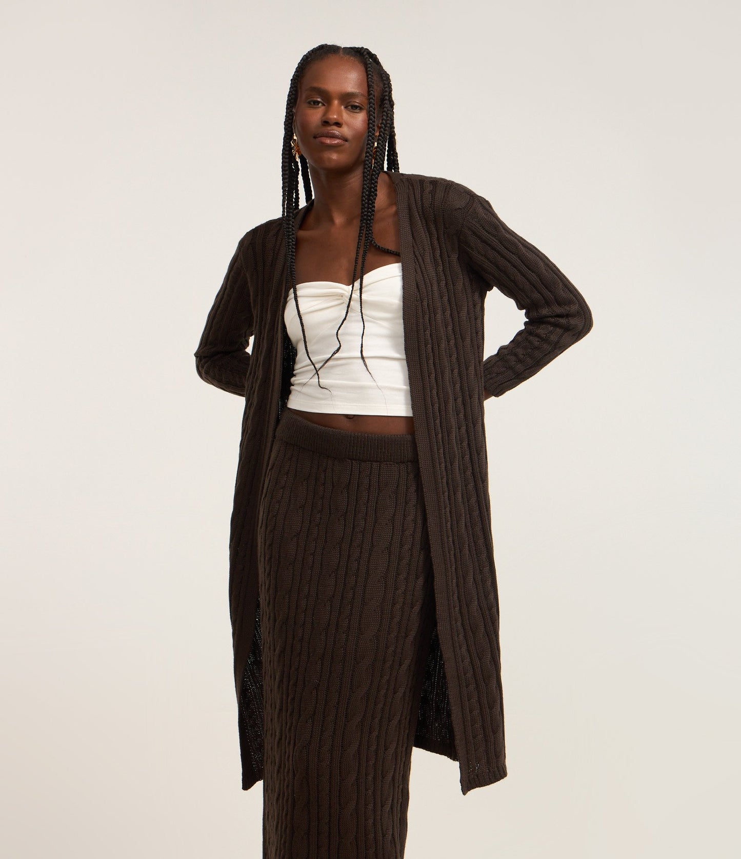 Cardigã Longo Marrom Texturizado em Tricô de Cabo