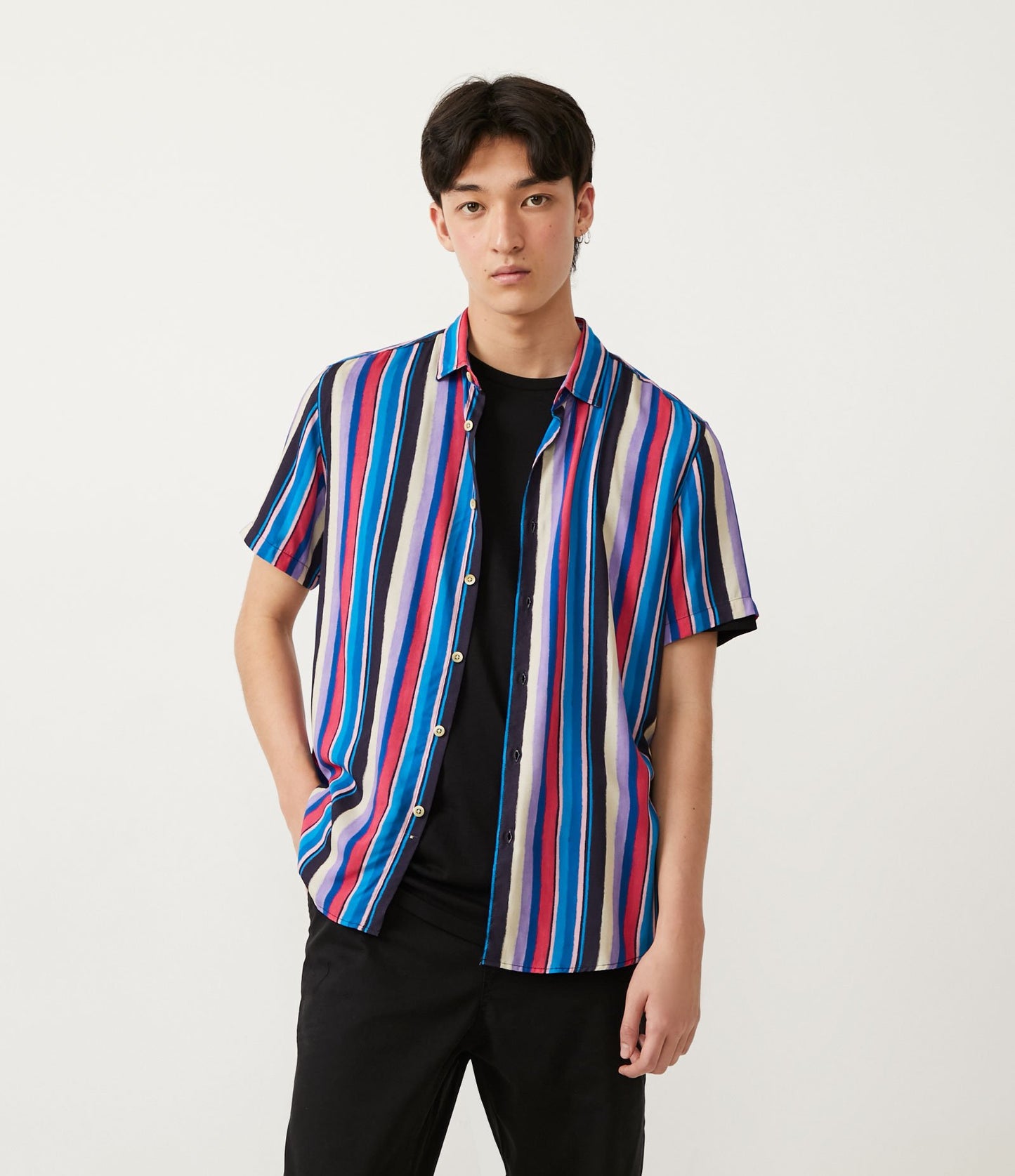 Camicia in viscosa a maniche corte con strisce nere sottili