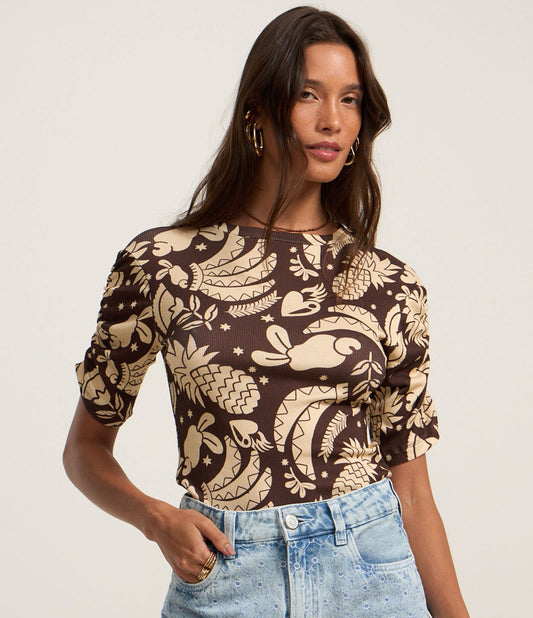 Top a coste con ruche e stampa di frutta marrone
