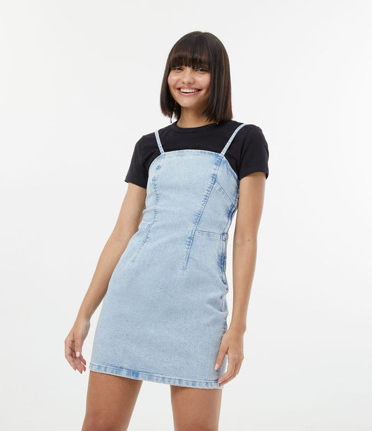 Vestito corto in denim con spalline sottili e schiena smockata in blu