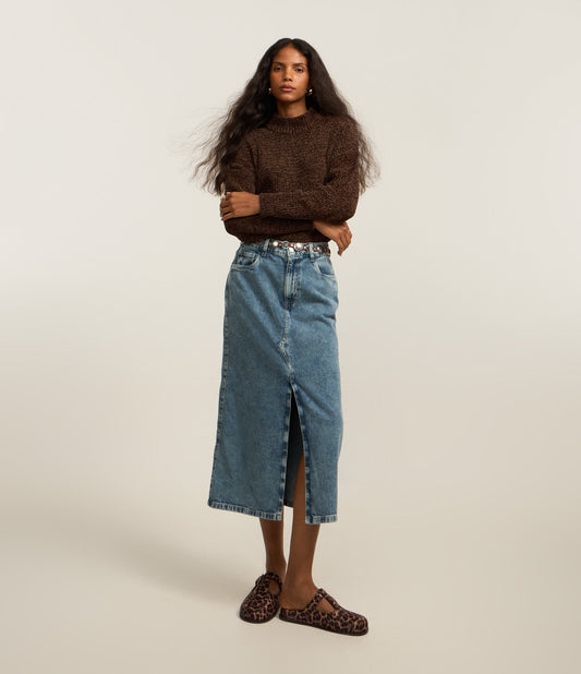 Saia jeans midi azul com iluminação frontal