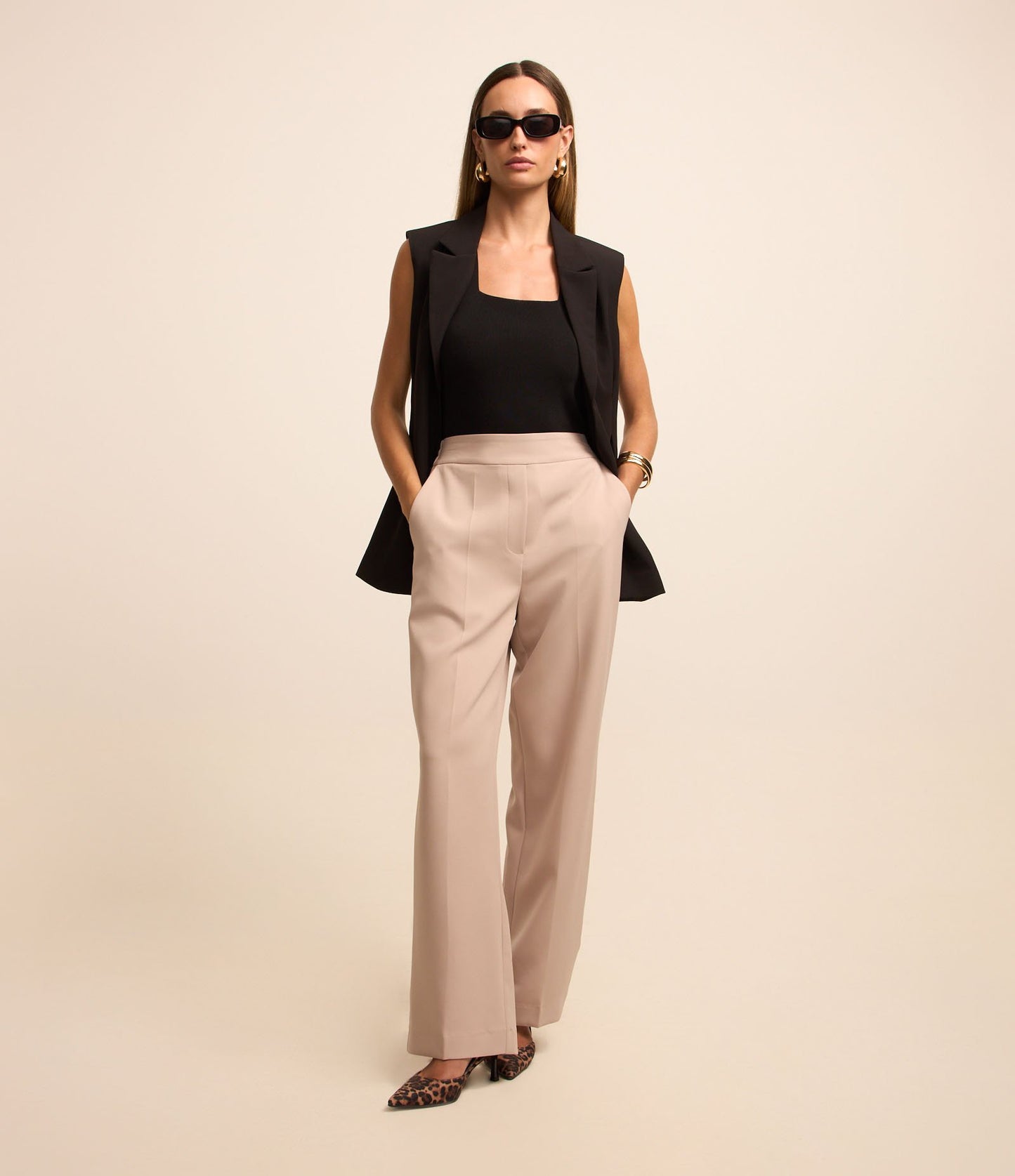 Pantaloni sartoriali beige a gamba larga con elastico in vita