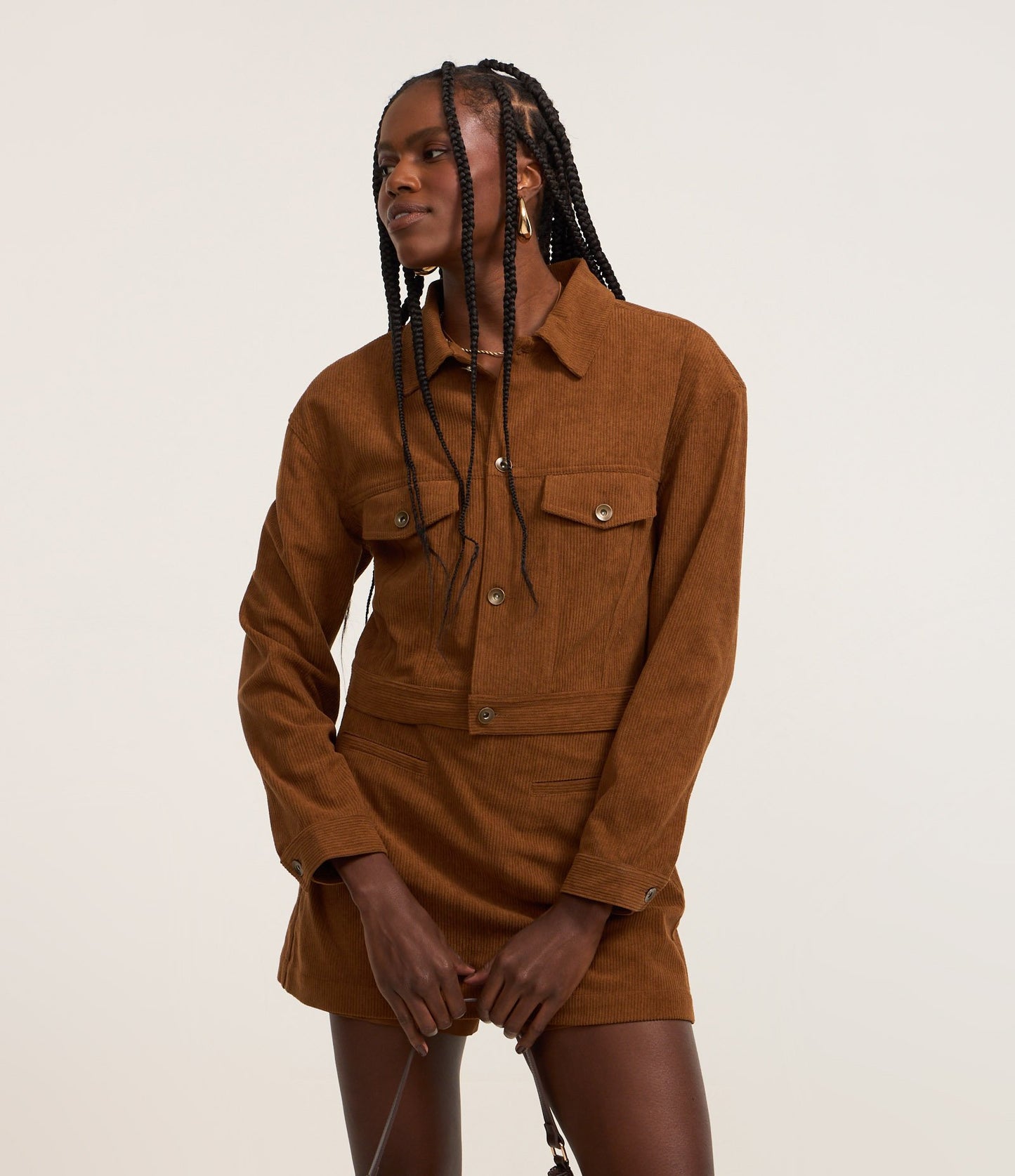 Jaqueta Curta Marrom de Veludo Cotelê com Botões Frontais