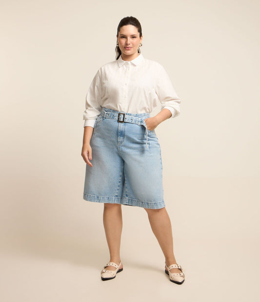Bermuda in denim a lavaggio chiaro con cintura - Curve e taglie forti