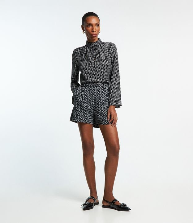 Shorts de alfaiataria com estampa geométrica em preto e branco e pregas