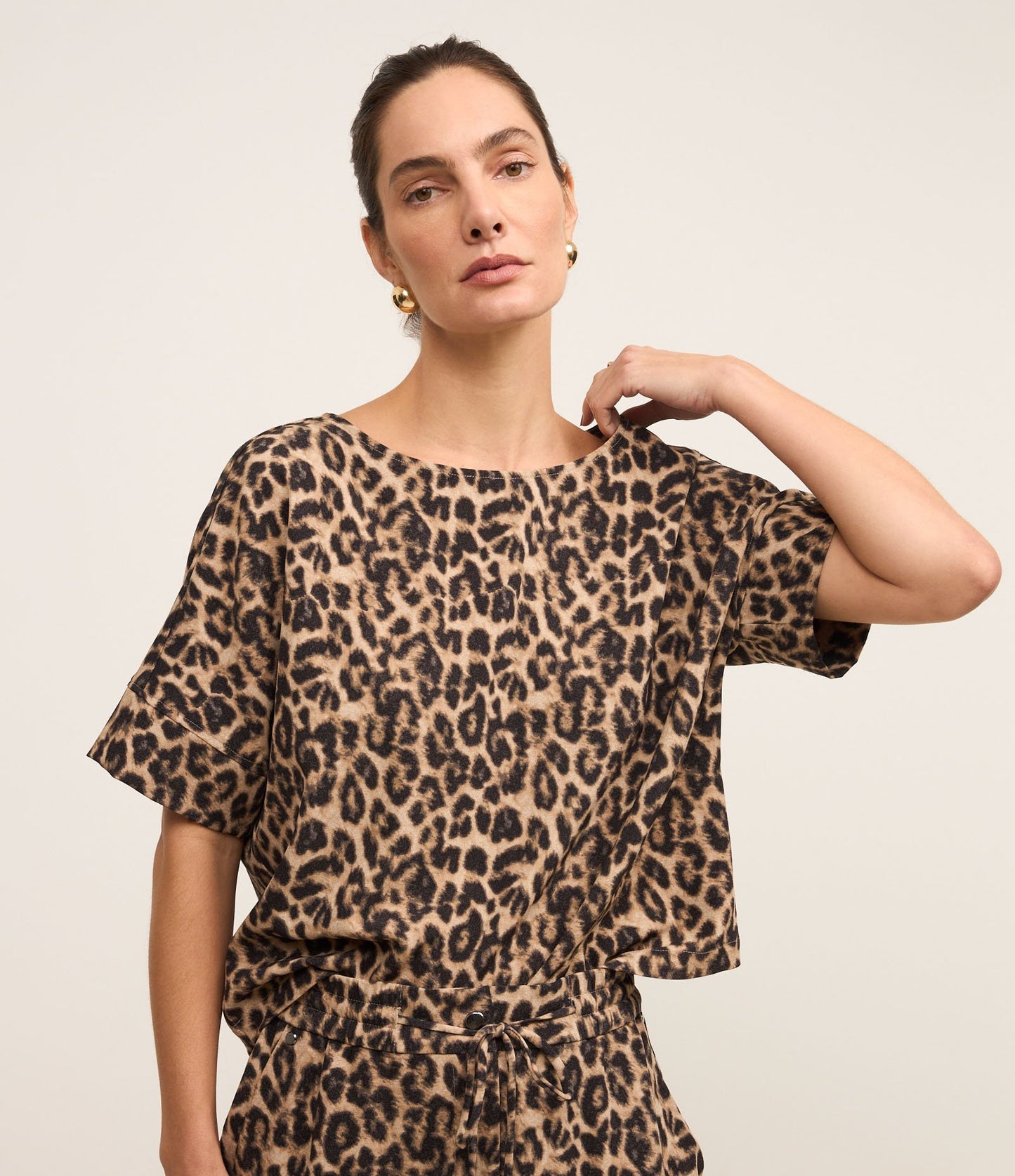 Blusa de Crepe com Estampa Animal de Onça Marrom