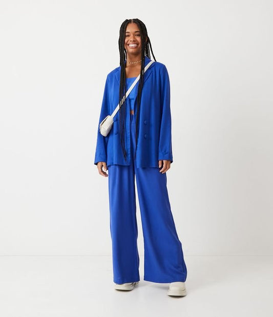 Calça de linho de pernas largas com detalhe em V na cintura em azul