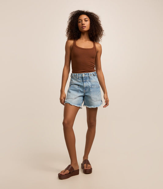 Shorts jeans com cós e bainha sem acabamento em azul