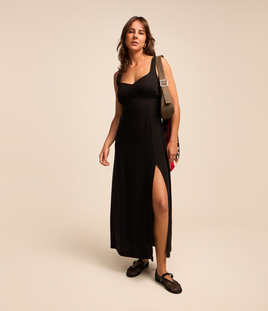 Abito in denim nero con spalline larghe e profondo spacco
