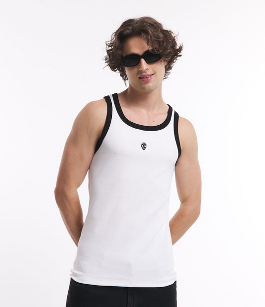 Camiseta regata canelada regular com bordado de caveira e detalhes em contraste off-white