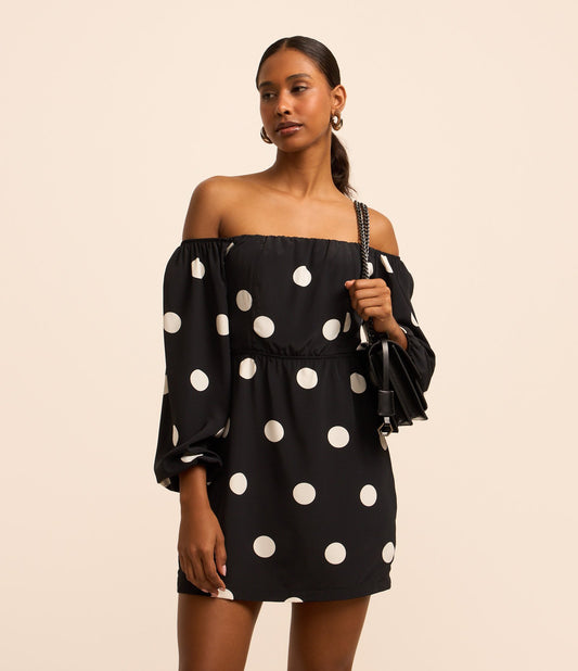 Vestido corto sin hombros de crepé negro con estampado de lunares
