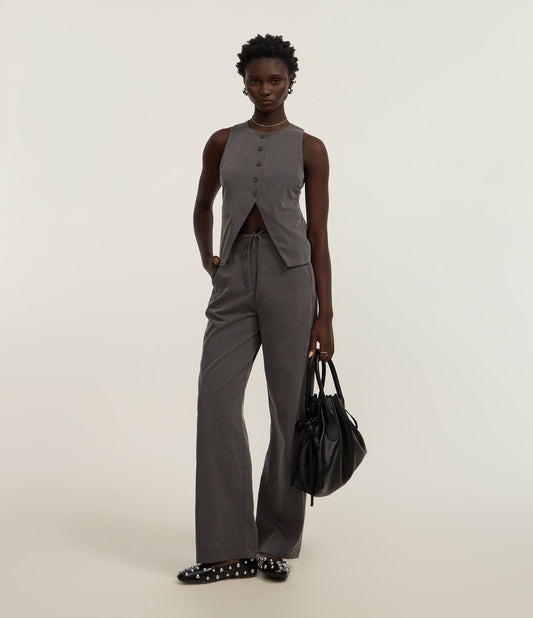 Calça reta de alfaiataria com gravata na cintura e padrão de listras cinza escuro