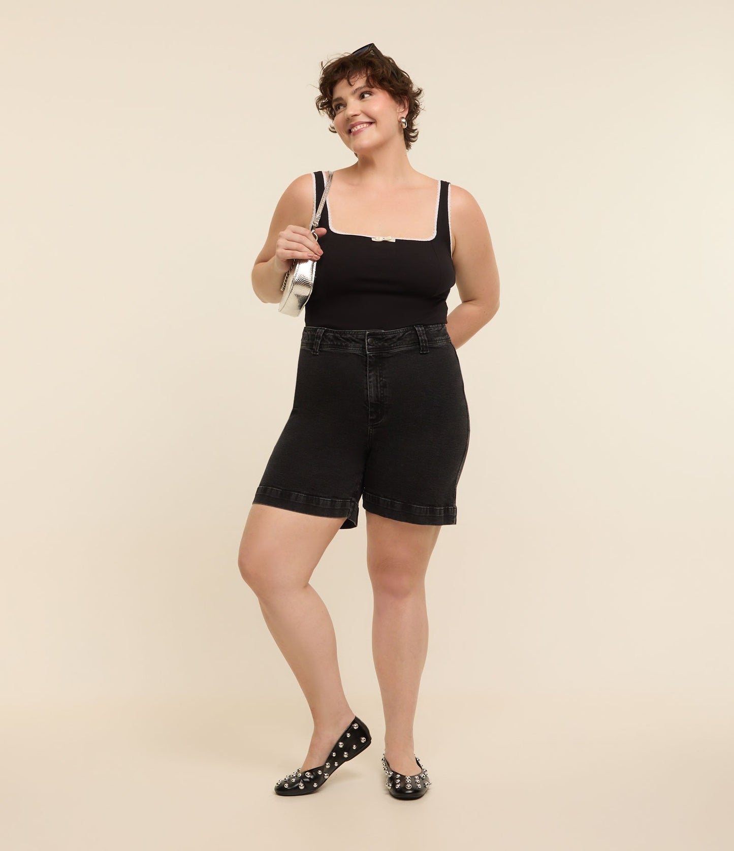 Bermuda neri in denim elasticizzato con orlo largo - Curve e taglie forti