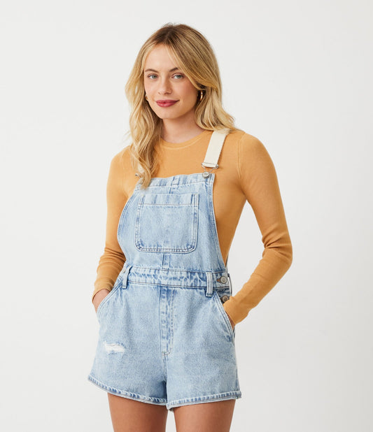 Macacão jeans com alças, bolsos e bainha enrolada em azul