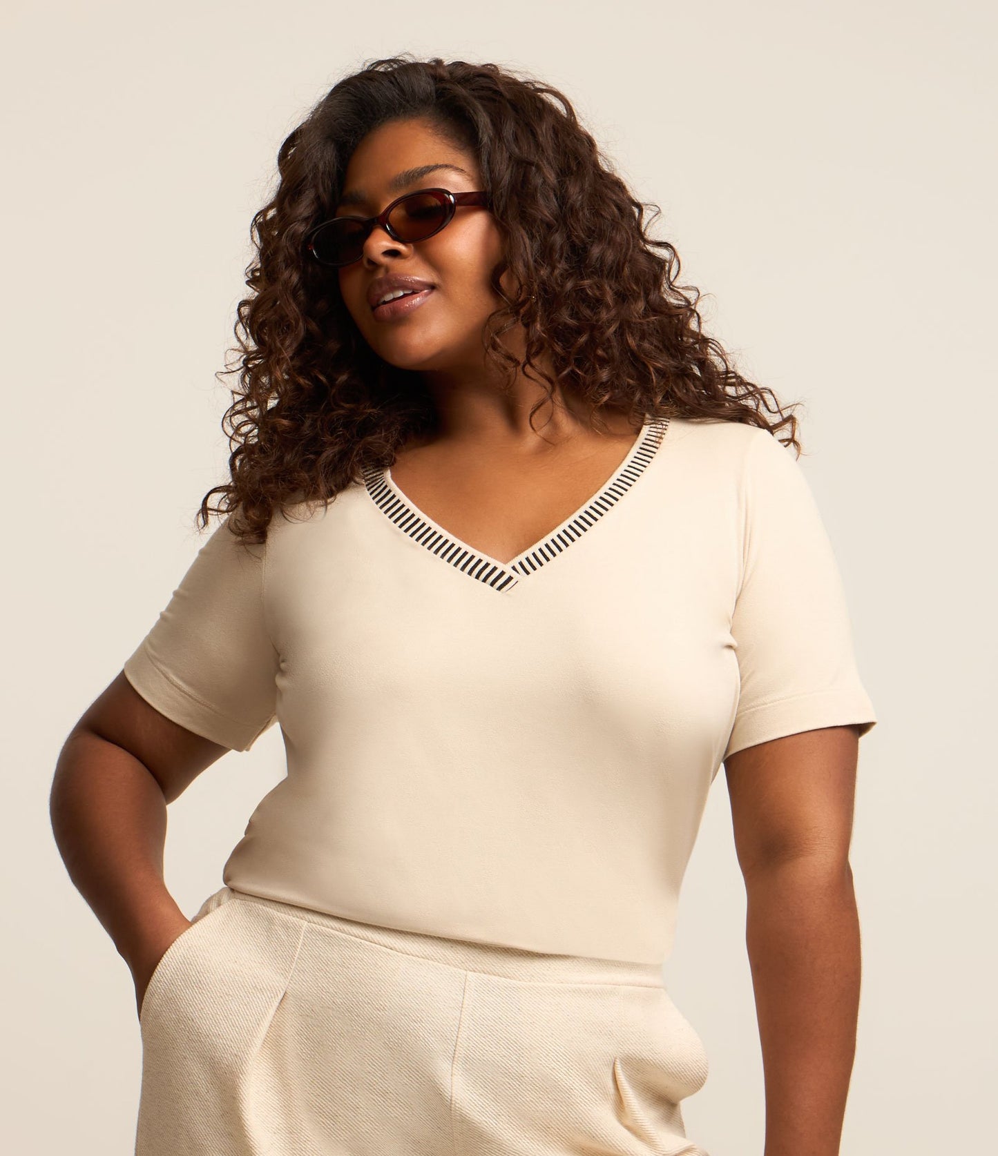 Camicetta in viscosa con scollo a V e dettagli, Curve e taglie forti, Beige