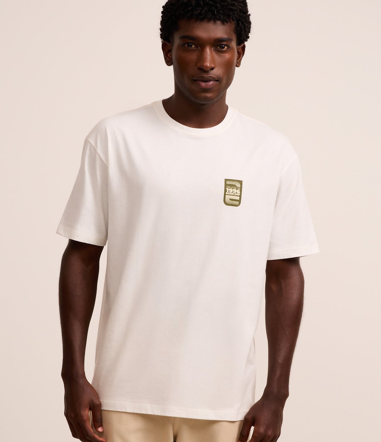 Camiseta relajada de algodón con estampado de iconos de camping "No escapamos de la realidad" - Blanco