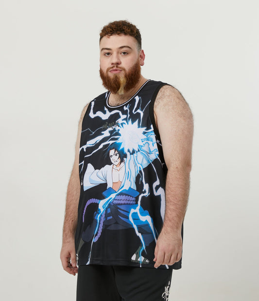Camiseta esportiva preta com estampa de Sasuke