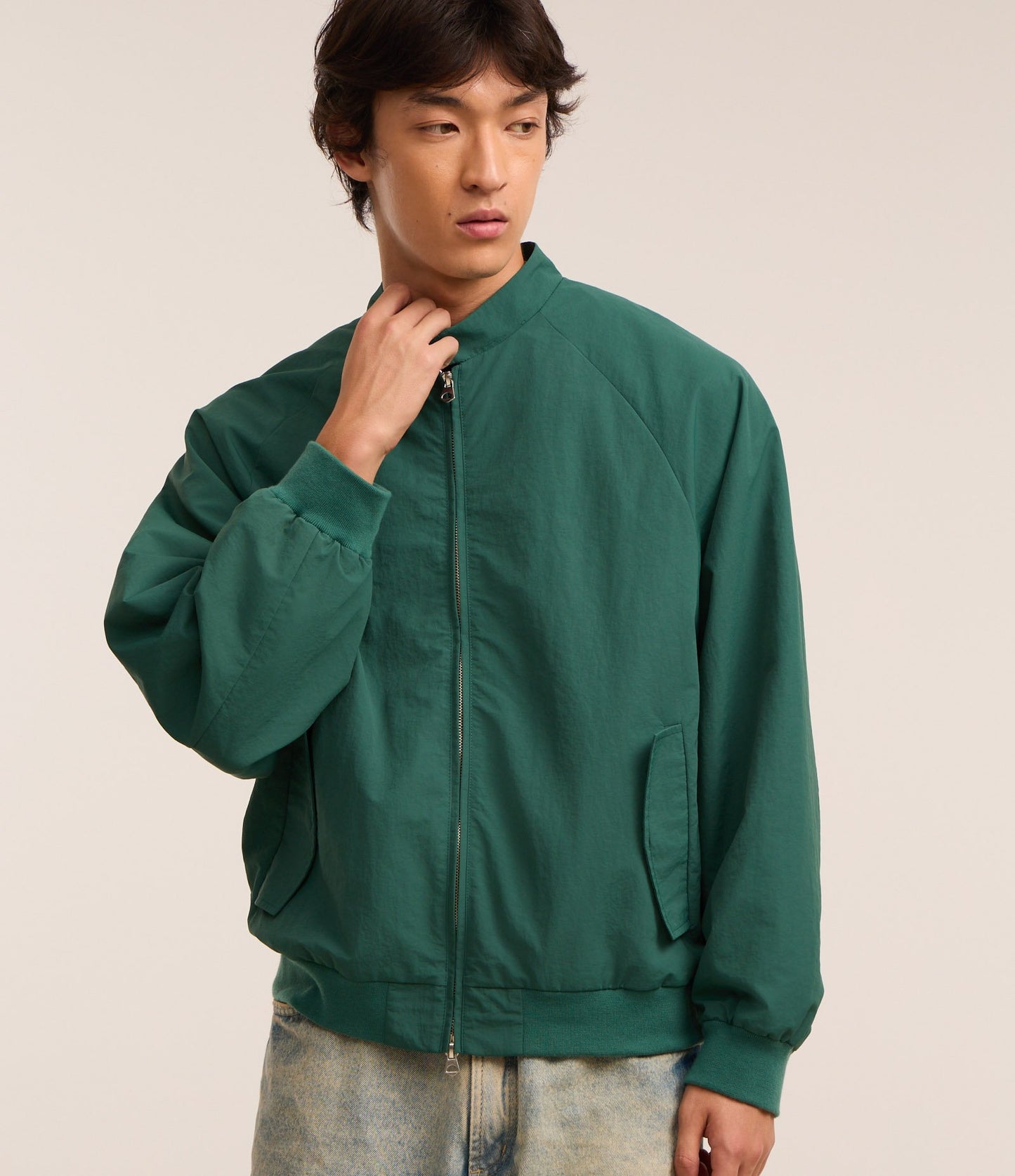 Giacca bomber verde con risvolto e design ricamato