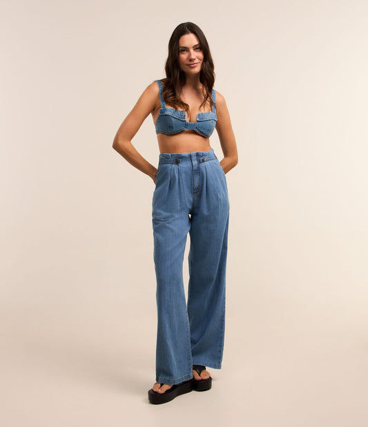 Jeans de perna larga com detalhes desgastados, pregas e cós ajustável em azul