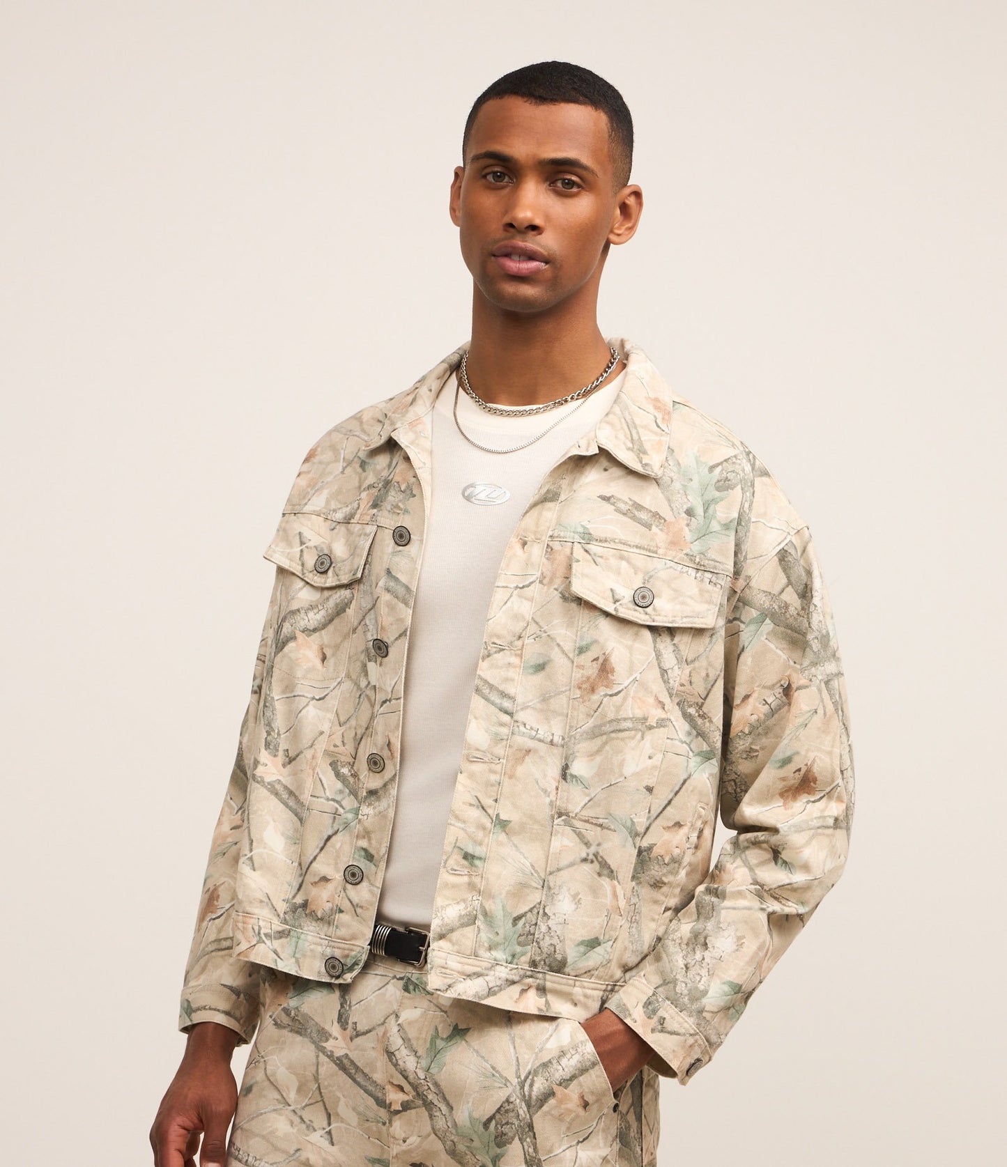 Giacca trucker boxy in twill con stampa a rami d'albero beige