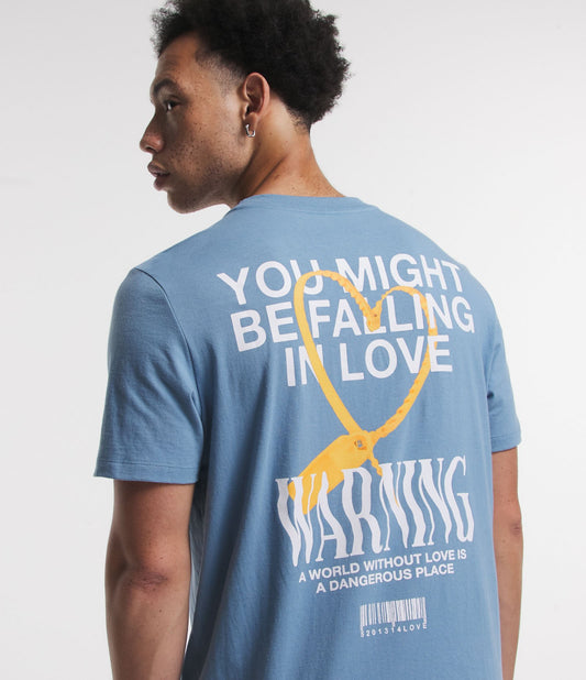 Camiseta Regular Fit em tecido de malha com estampa de corações e letras em azul médio