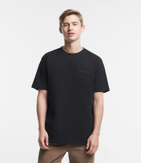 Camiseta Easy em malha macia com letras em relevo pretas minimalistas