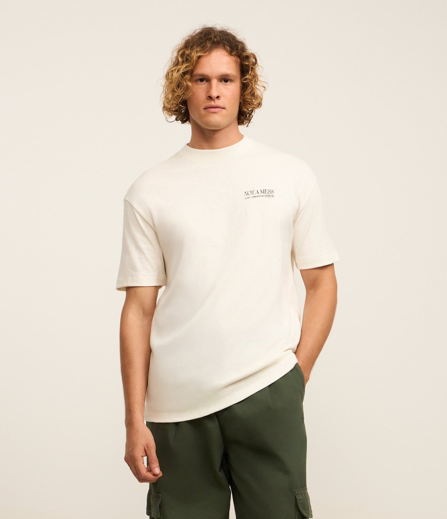 Camiseta relaxed fit de algodón orgánico con estampado de letras blancas